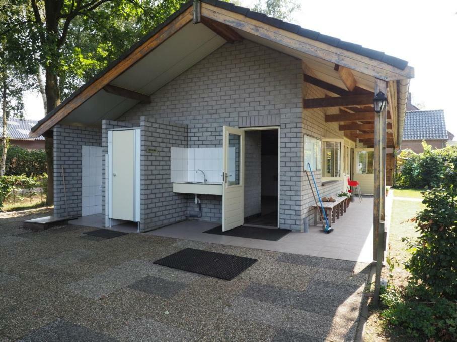 Chalet - Camping 'T Dekske Wintelre Bagian luar foto